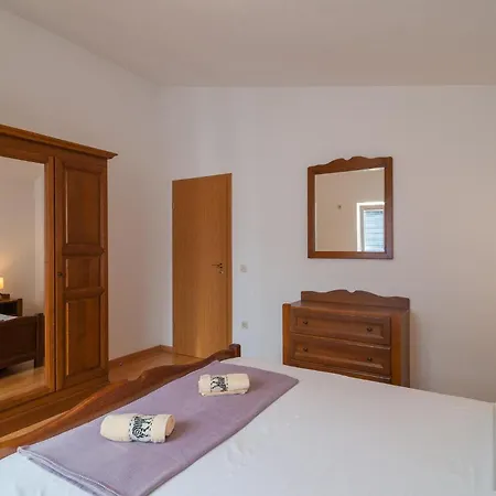 Stunning In Supetar-splitska With Wifi Apartamento Splitska